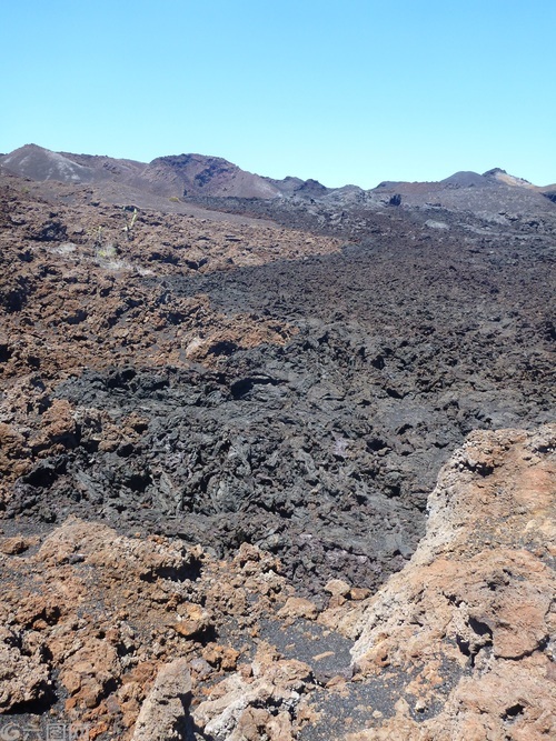 火山岩浆走多少度